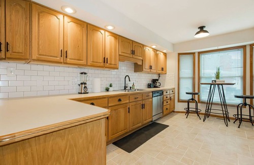 Raytown Casa | Cozy Sleeps 12 Updated 1800sqft home NO STAIRS