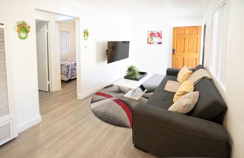 Wilshire Apartamento | cozy small 2 bedroom in Koreatown/Hollywood