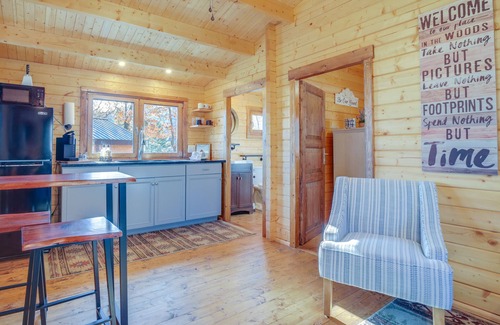 Waynesville Cabina | Cozy Smokies Tiny Home Cabin complete with a deck & mountain views.