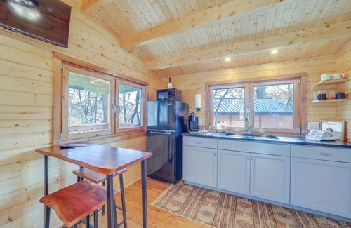 Waynesville Cabina | Cozy Smokies Tiny Home Cabin complete with a deck & mountain views.
