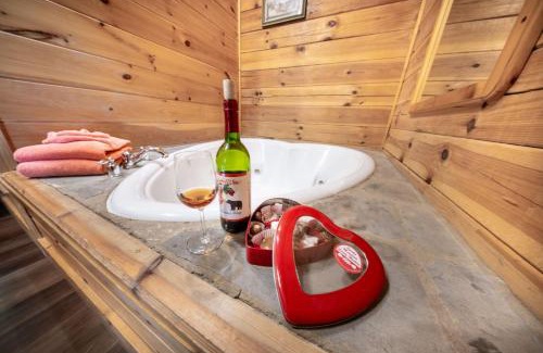Pigeon Forge Casa | Cozy Smoky Mountain Cabin! Hot Tub Pool Table