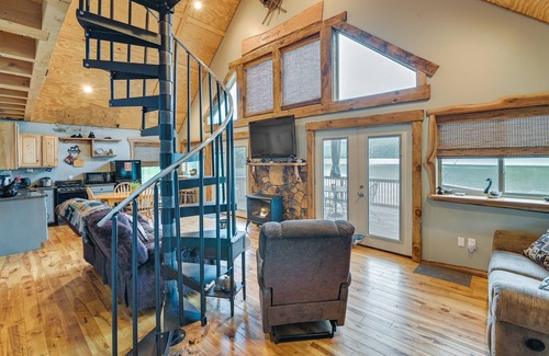 Washington County Cabina | Cozy South Bay Cabin w/ Lake & Mountain Views