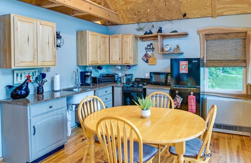 Washington County Cabina | Cozy South Bay Cabin w/ Lake & Mountain Views