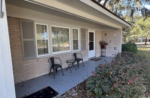 Windsor Forest Casa | Cozy Southside Savannah 3 Bed room 2 Bath home - 15 Minutes to downtown Savannah