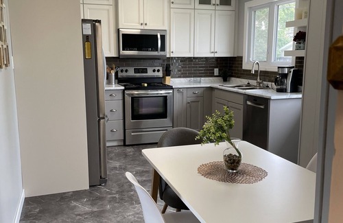 Saskatoon Casa | Cozy Space, 5mins to outdoor pools, shops, and restaurants.