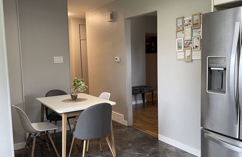 Saskatoon Casa | Cozy Space, 5mins to outdoor pools, shops, and restaurants.