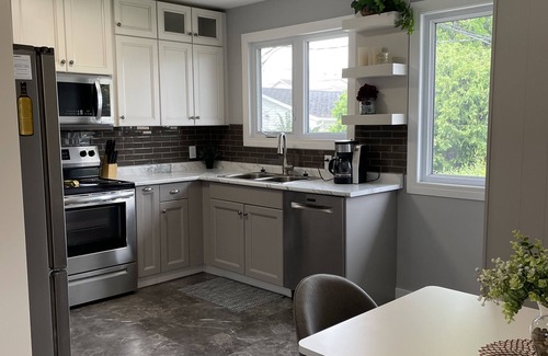 Saskatoon Casa | Cozy Space, 5mins to outdoor pools, shops, and restaurants.