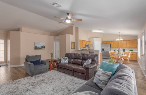 Gateway Ranch Casa | Cozy & Spacious 3BR Pet Friendly Single-Story Big Backyard near SanTan Mall