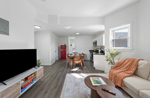 Communipaw Casa | Cozy & Spacious Home Near NYC, 5 mins from Train