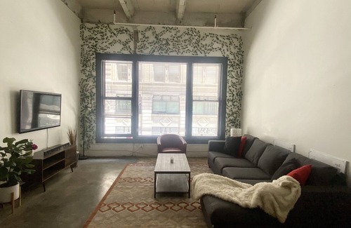 Historic Core Apartamento | Cozy Spacious Loft in DTLA nearby shops & highly rated restaurants