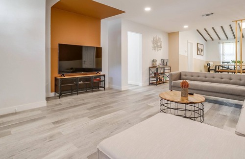 Farmers Branch Casa | Cozy Spacious Modern House near DFW Airport I 4B2B