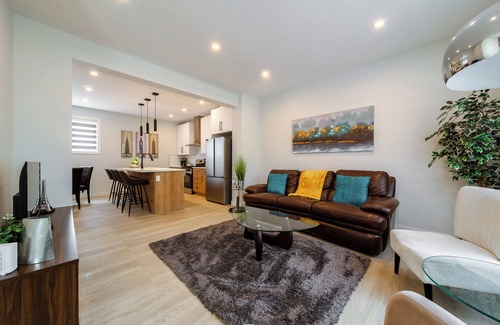 West Edmonton Casa | Cozy Spacious Retreat 4 Beds 3.5 Bath Whole House