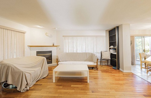 Queensborough Casa | Cozy Spacious Richmond Cabinet with Big private Vineyard