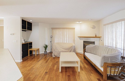 Queensborough Casa | Cozy Spacious Richmond Cabinet with Big private Vineyard