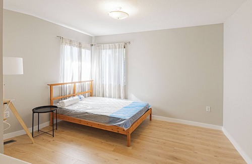 Queensborough Casa | Cozy Spacious Richmond Cabinet with Big private Vineyard