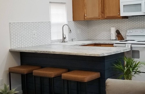 Phenix City Chalet De Esquí | Cozy, spacious tiny home with porch and BBQ