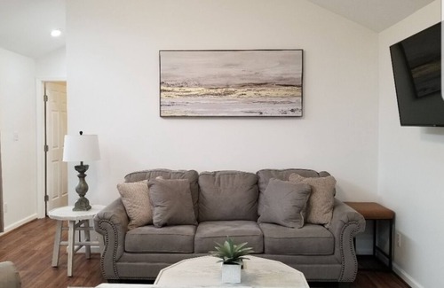 Phenix City Chalet De Esquí | Cozy, spacious tiny home with porch and BBQ