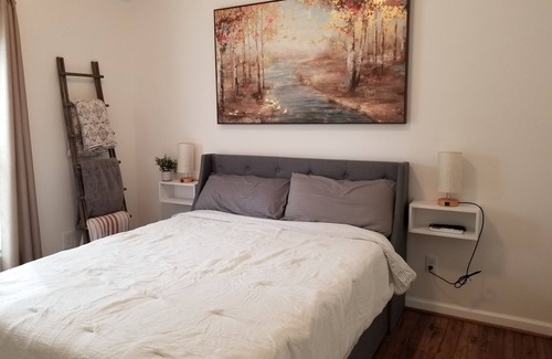 Phenix City Chalet De Esquí | Cozy, spacious tiny home with porch and BBQ