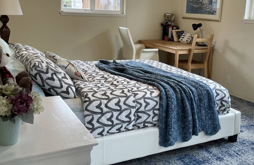 Lake Forest Park Apartamento | Cozy & Spacious 2B1B w/Lake Wash and MtBaker View