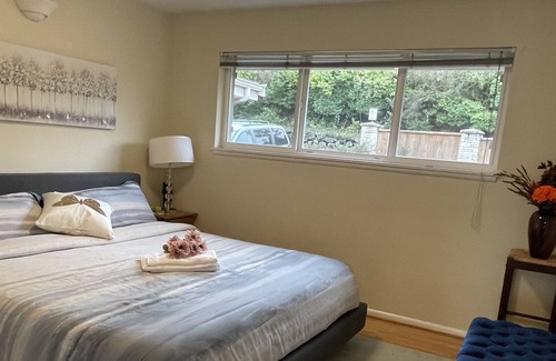 Lake Forest Park Apartamento | Cozy & Spacious 2B1B w/Lake Wash and MtBaker View