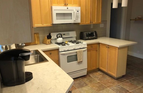 Land Park Casa | Cozy Spanish Bungalow bordering Land Park and Downtown