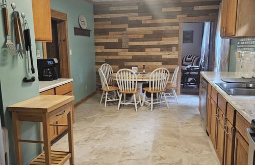 Marlinton Casa | Cozy spot close to the Greenbrier bike trails and river and the Snowshoe resort!
