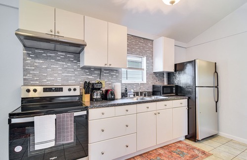 South Pinellas Community Council Casa | Cozy St Pete Home ~ 2 Mi to Madeira Beach!