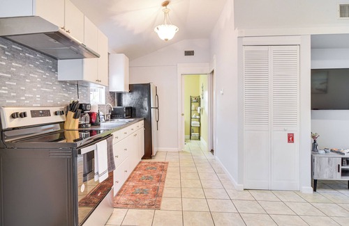South Pinellas Community Council Casa | Cozy St Pete Home ~ 2 Mi to Madeira Beach!
