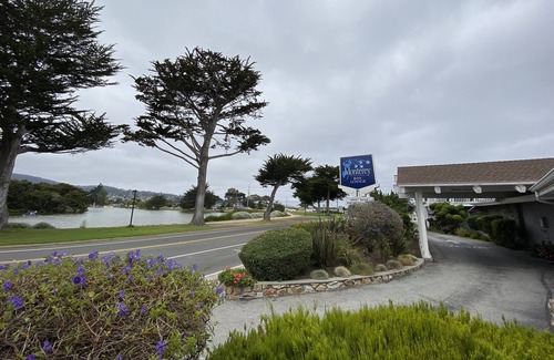 Downtown Monterey Casa | Cozy Standard Queen Room Near Beach and Across Lake!