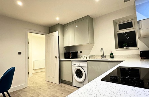 Ashford Apartamento | Cozy Stay Near Heathrow Airport with EV Charger