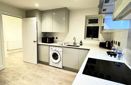Ashford Apartamento | Cozy Stay Near Heathrow Airport with EV Charger