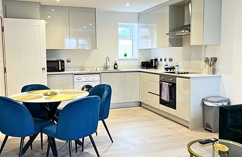 Ashford Apartamento | Cozy Stay Near Heathrow Airport with EV Charger