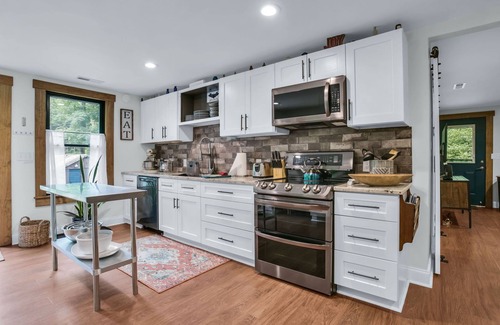 Skyland Cabaña | Cozy stone Cottage on Rushing creek porch, soaking tub, & fire-pit pet friendly