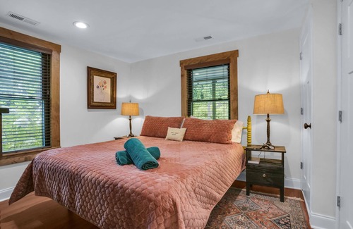 Skyland Cabaña | Cozy stone Cottage on Rushing creek porch, soaking tub, & fire-pit pet friendly
