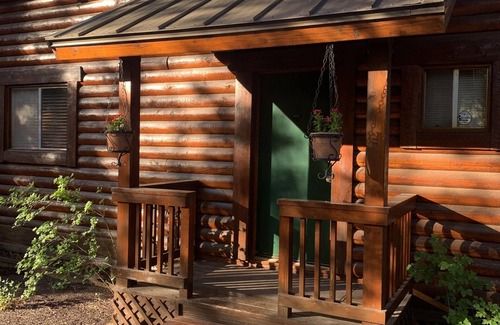 Whispering Pines Cabina | Acogedora cabaña streamfront ubicado en los pinos