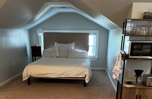 Northeast Kansas City Apartamento | Cozy studio apartment for monthly rentals in a quiet residential area.