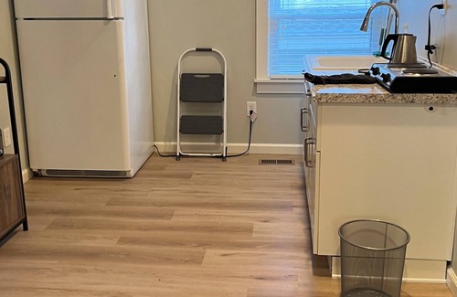 Northeast Kansas City Apartamento | Cozy studio apartment for monthly rentals in a quiet residential area.