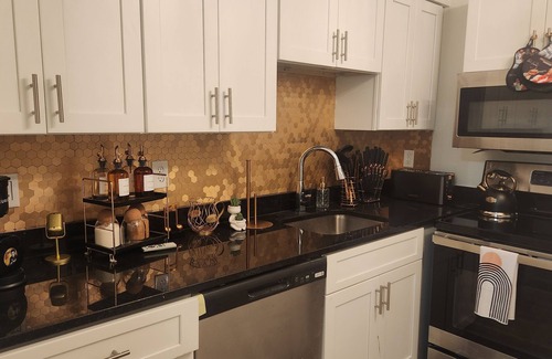 University District Apartamento | Cozy studio apartment in charming Memphis with AC, WiFi Elvis Design