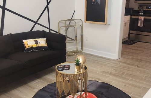 University District Apartamento | Cozy studio apartment in charming Memphis with AC, WiFi Elvis Design