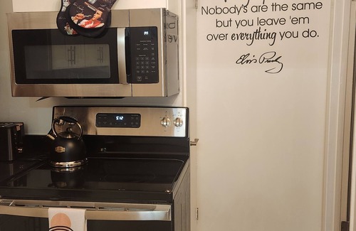 University District Apartamento | Cozy studio apartment in charming Memphis with AC, WiFi Elvis Design