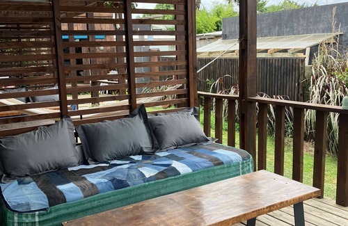La Pedrera Apartamento | Cozy studio BRISA in La Pedrera with AC, WiFi, front deck on a garden