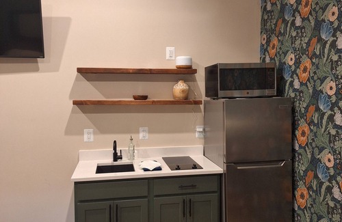 Front Royal Apartamento | Cozy studio close to Skyline Drive, Hiking, and Main Street.