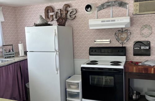 Central Point Cabaña | Cozy Studio downtown. Walk to choices of restaurants, stores or parks