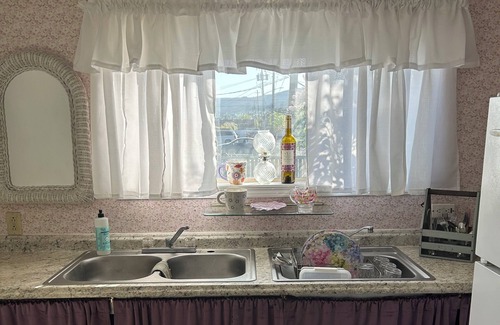 Central Point Cabaña | Cozy Studio downtown. Walk to choices of restaurants, stores or parks