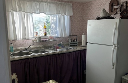 Central Point Cabaña | Cozy Studio downtown. Walk to choices of restaurants, stores or parks