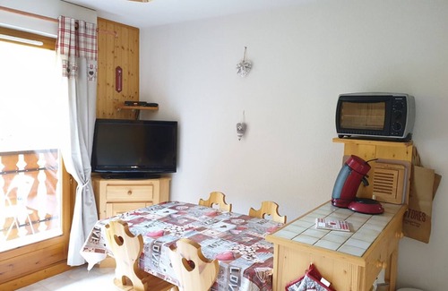 Saint-Jean-dʼAulps Apartamento | Estudio acogedor con balcón, parking y salida directa a pistas en Saint-Jean-d'Aulps