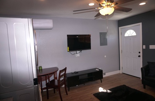 Southeastern Sacramento Apartamento | Cozy studio in beautiful Sacramento with AC and more amenities.