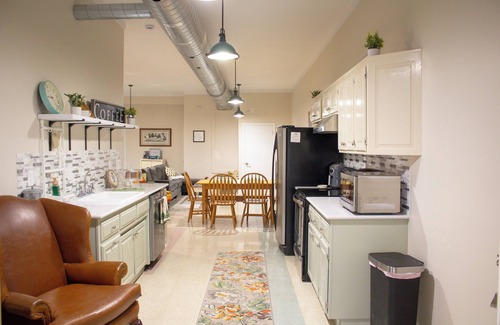 Glasgow Apartamento | Cozy studio in downtown Glasgow MO, walking distance to boutiques, eating, wine