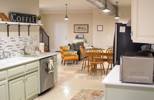Glasgow Apartamento | Cozy studio in downtown Glasgow MO, walking distance to boutiques, eating, wine
