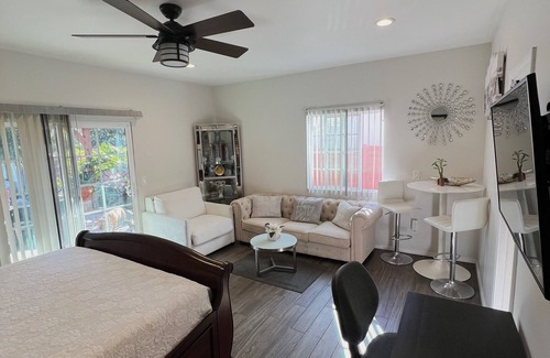 Lincoln Acres Apartamento | Cozy studio in fabulous Chula Vista with AC, WiFi, Washer and Dryer.